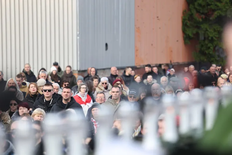 Cvijeće i svijeće i za Borovo naselje: Još se traga za 54 nestale osobe