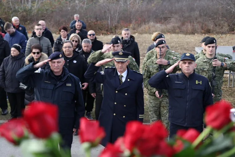 Cvijeće i svijeće i za Borovo naselje: Još se traga za 54 nestale osobe