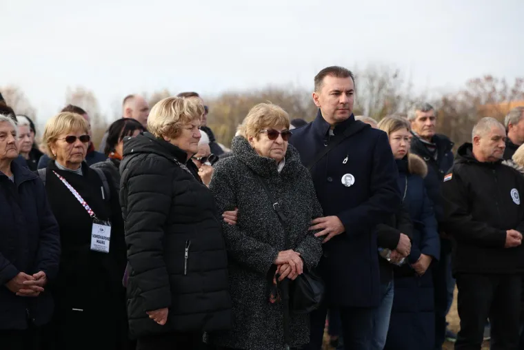Cvijeće i svijeće i za Borovo naselje: Još se traga za 54 nestale osobe
