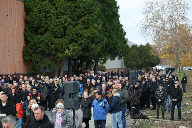 Cvijeće i svijeće i za Borovo naselje: Još se traga za 54 nestale osobe