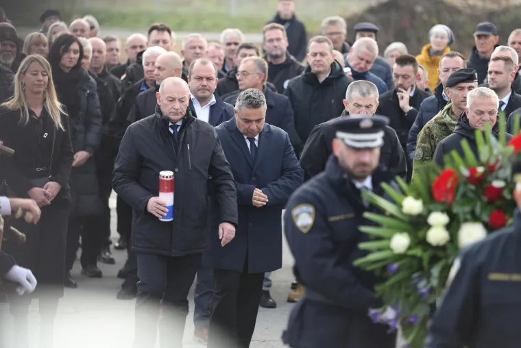 Cvijeće i svijeće i za Borovo naselje: Još se traga za 54 nestale osobe