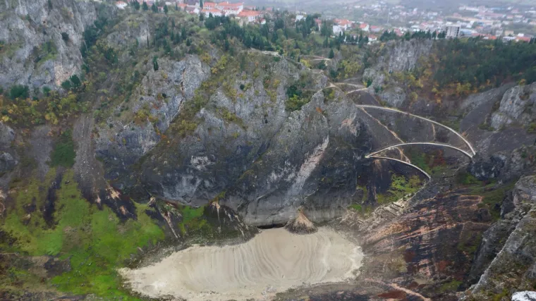 Modro jezero potpuno presušilo - nema ni kapi vode! Neki u šoku, a Imoćani se vesele