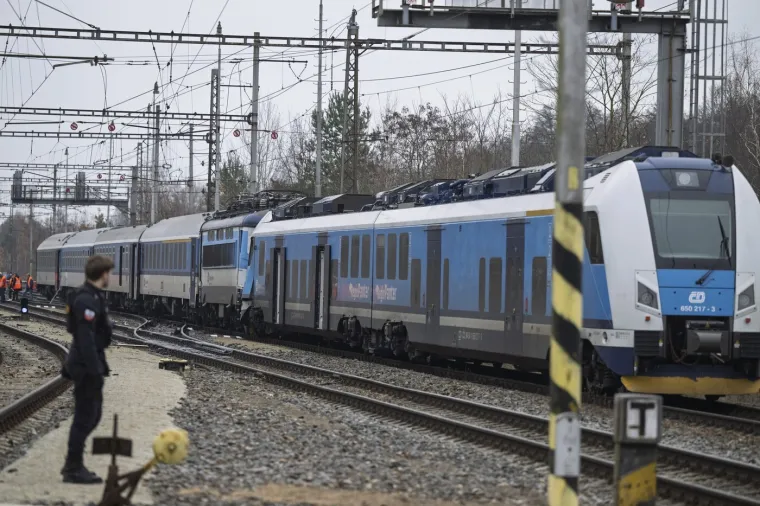 Preko 40 ljudi ozlijeđeno u sudaru brzih vlakova: Jedan je prošao na crveno?