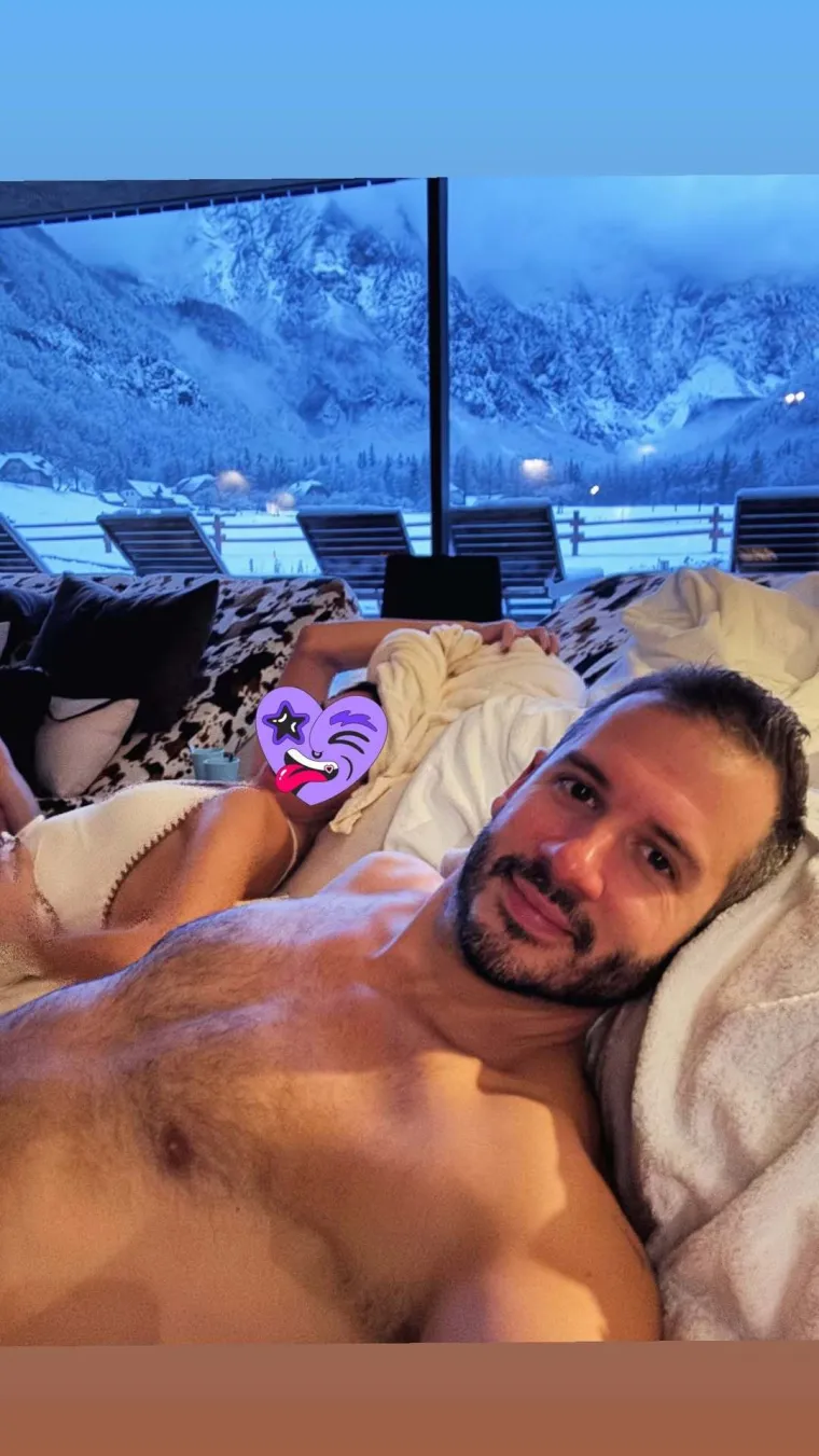 Boris Rogoznica dobro se zabavlja u društvu samozatajne dame: Nabacili fotografiju iz kreveta