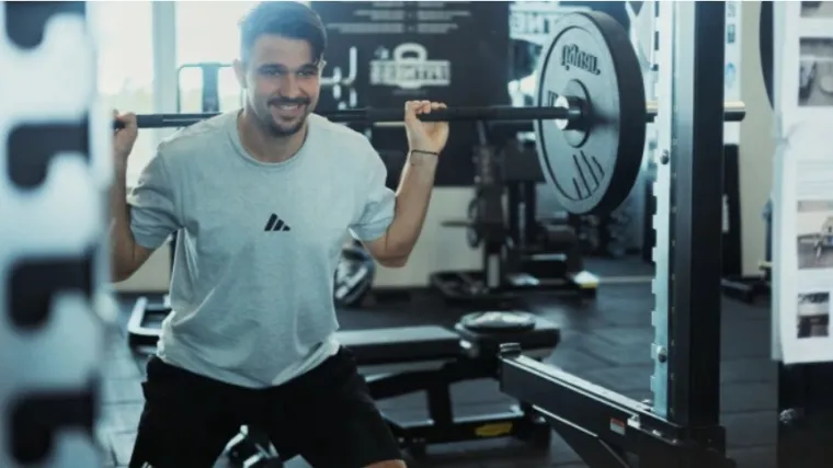 Dnevnik sportaša: Kako živi, jede i uživa zgodni gym trener i nogometaš Karlo