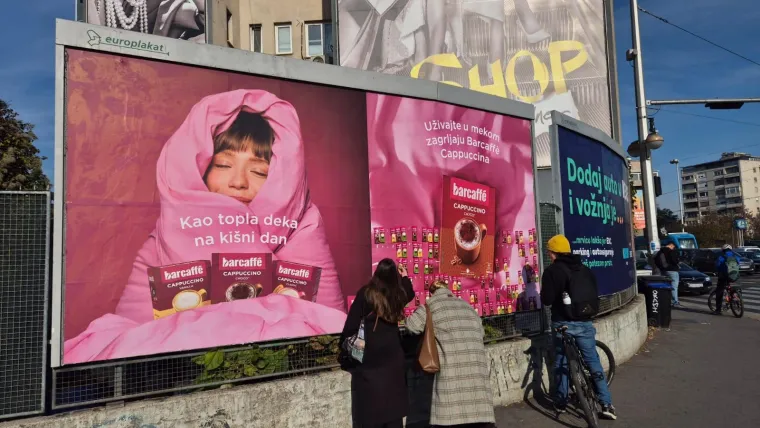 Zagrepčani mazili reklamu i „brali“ kavu s billboarda u režiji Barcaffèa i Pro Media Grupe