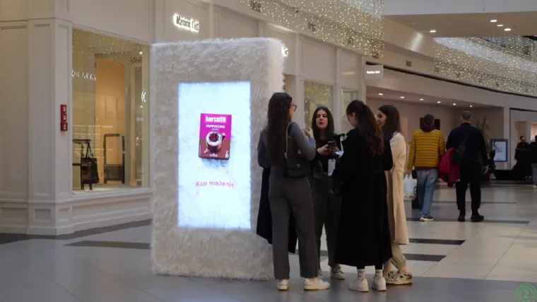 Zagrepčani mazili reklamu i „brali“ kavu s billboarda u režiji Barcaffèa i Pro Media Grupe