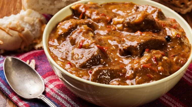 Tajna je u tri neuobičajena sastojka: Pripremite goveđi gulaš po receptu poznate kuharice