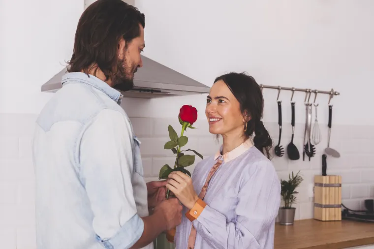 Ljubav ili 'love bombing'? Stručnjaci objašnjavaju kako prepoznati znakove upozorenja