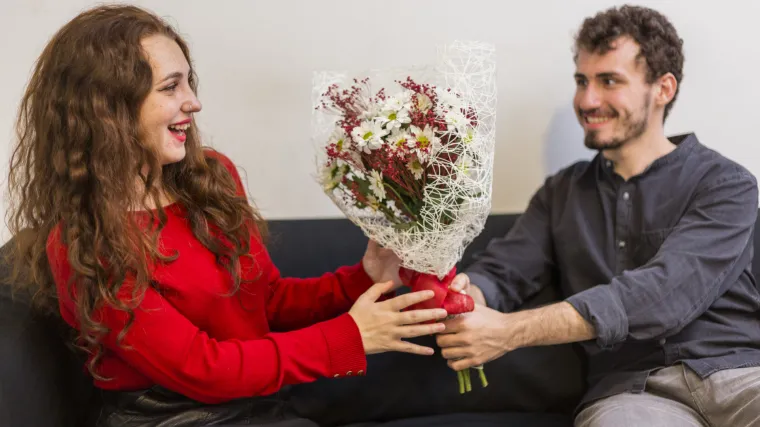 Ljubav ili 'love bombing'? Stručnjaci objašnjavaju kako prepoznati znakove upozorenja