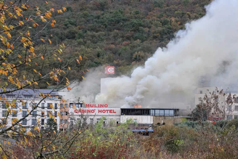Vatrena stihija u Plovaniji: Gori Casino i hotel Mulino, evakuirali goste