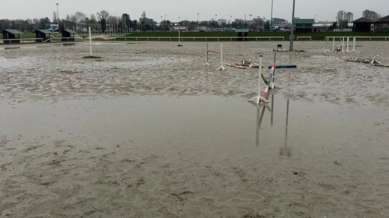 Konjički savez objavio fotografije poplavljenog Hipodroma: 'Tereni su kao Titanik koji tone'