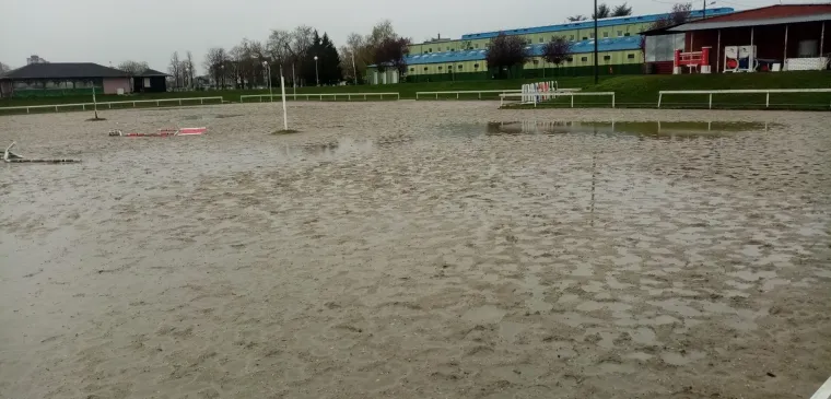 Konjički savez objavio fotografije poplavljenog Hipodroma: 'Tereni su kao Titanik koji tone'