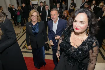 Glumci, političari i supruge, diplomacija: Pogledajte tko je sve bio na premijeri kultnog Orašara