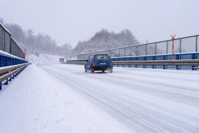Snijeg i olujni vjetar stvorili kaos na cestama: Dio autoceste A1 zatvoren za sav promet