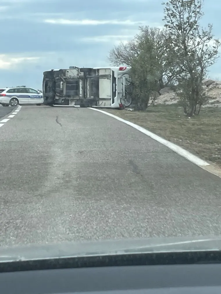 Užas na Krčkom mostu: Orkanski vjetar prevrnuo kamper, dvoje ljudi ozlijeđeno!