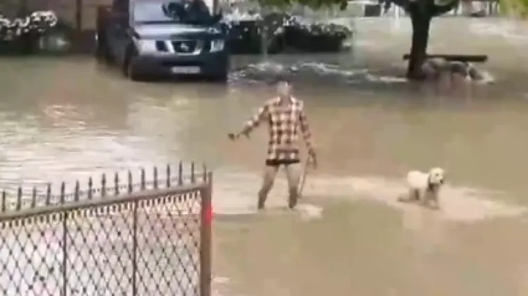 Bujica odnosi aute, tone blata blokiralo policiju: Snažno nevrijeme pokrenulo klizišta!