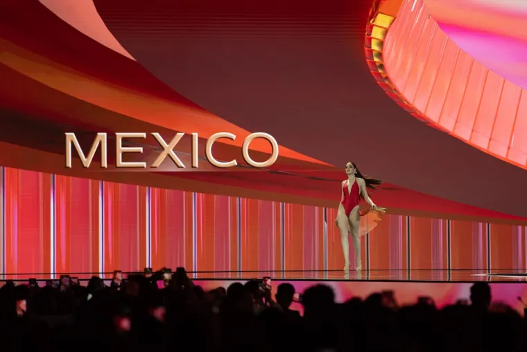 Skandal pred izbor Miss Universe: Nazvao je glupom, ona uzela krunu! Video postao viralan