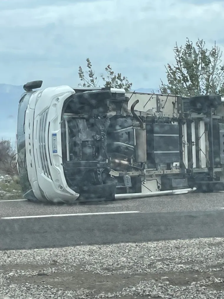 Snijeg i olujni vjetar uzrokovali kaos: Odsječene ceste, padaju stabla, kamper na boku