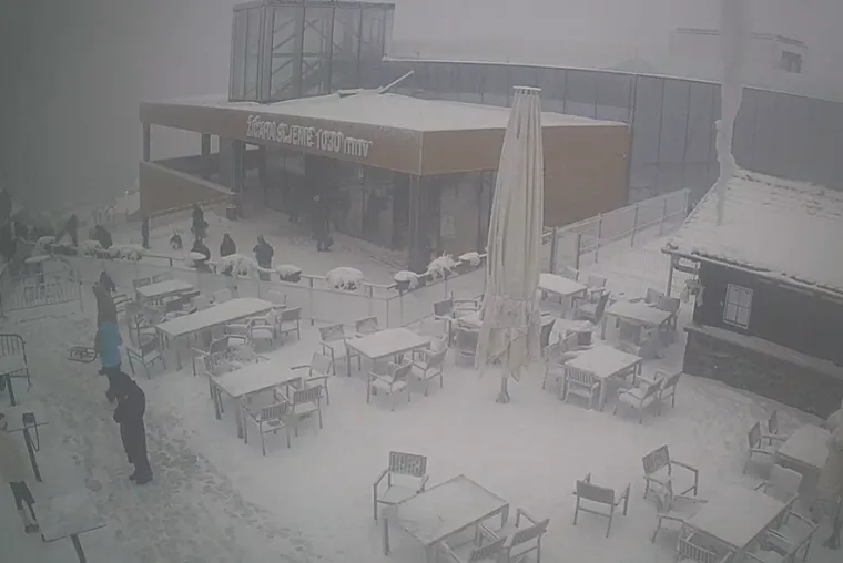 Snijeg i olujni vjetar uzrokovali kaos: Odsječene ceste, padaju stabla, kamper na boku