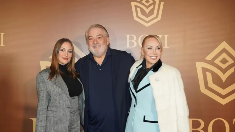 Slavlje u domu Živojinovićevih trajalo do kasnih sati: Lepa Brena se popela na stol i zapjevala