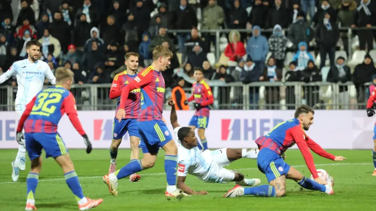 Navijači Hajduka: 'U reprezentativnoj pauzi trenirali ste poklon bonove i popravljali frizurice'