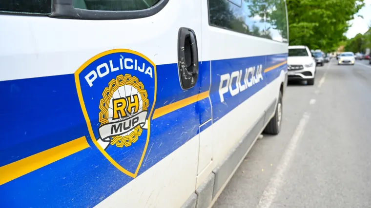 Prebrzo vozio pa napravio kaos na cesti: Parkirani auto odbacio na dijete