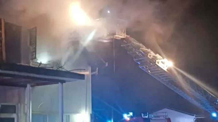 Požar probudio stanovnike Bilica, plamen gutao krov - uslijedila munjevita reakcija