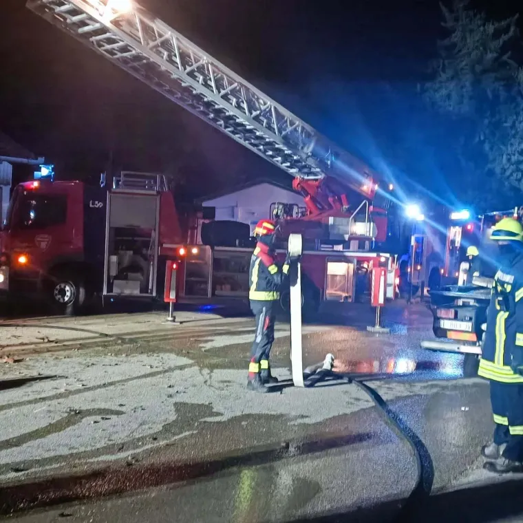 Požar probudio stanovnike Bilica, plamen gutao krov - uslijedila munjevita reakcija