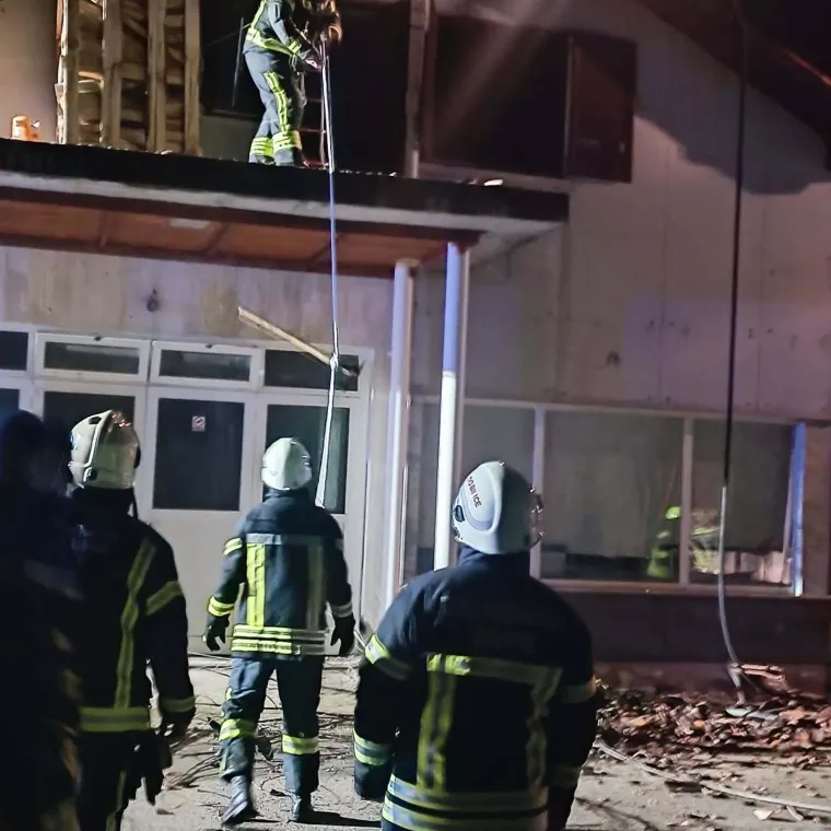 Požar probudio stanovnike Bilica, plamen gutao krov - uslijedila munjevita reakcija