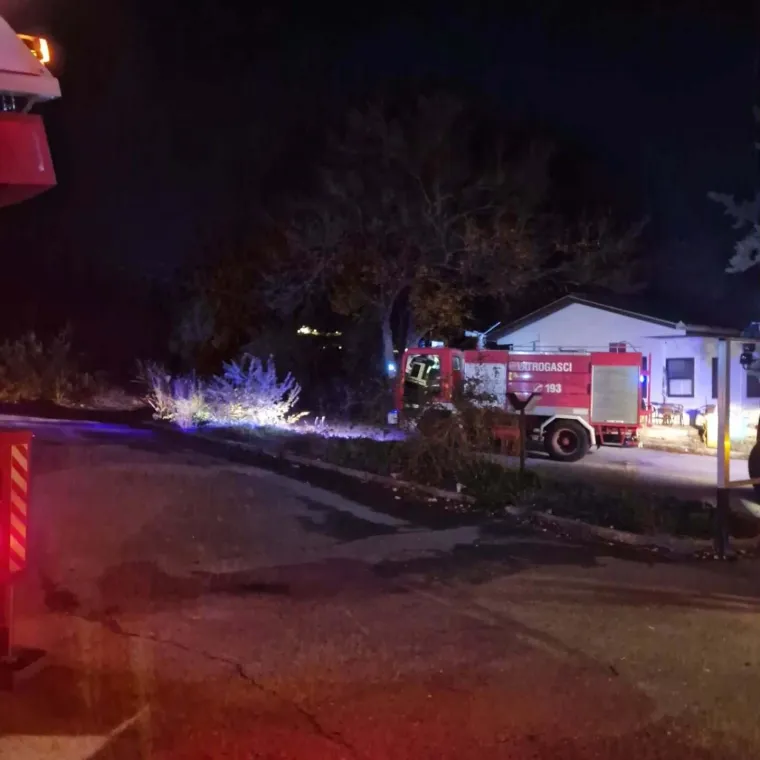 Požar probudio stanovnike Bilica, plamen gutao krov - uslijedila munjevita reakcija