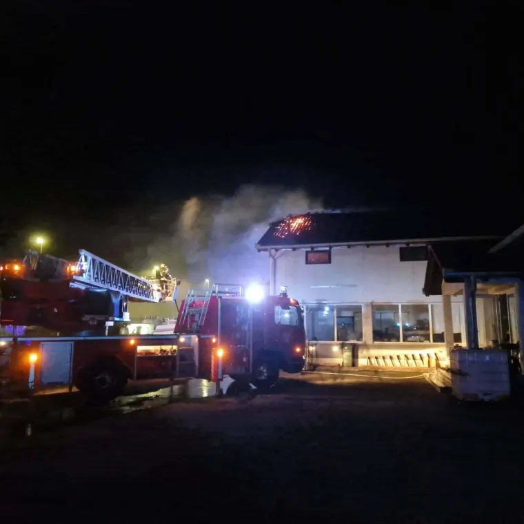 Požar probudio stanovnike Bilica, plamen gutao krov - uslijedila munjevita reakcija