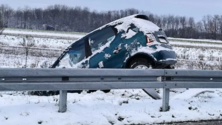 Kaos na cestama kod Čakovca: Automobili proklizali u kanal