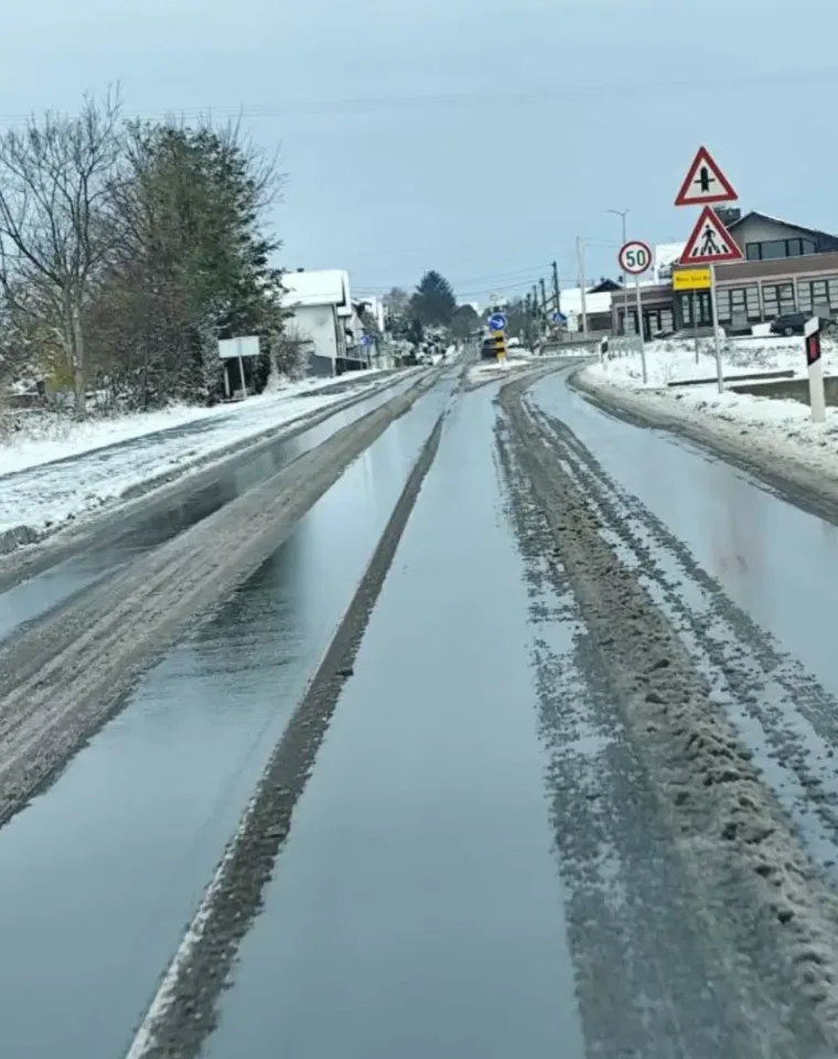 Kaos na cestama kod Čakovca: Automobili proklizali u kanal