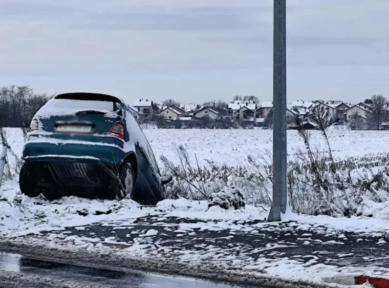 Kaos na cestama kod Čakovca: Automobili proklizali u kanal