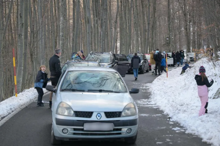 Zagrepčani pohrlili uživati u snijegu: Ispred žičare i na cestama ogromne gužve