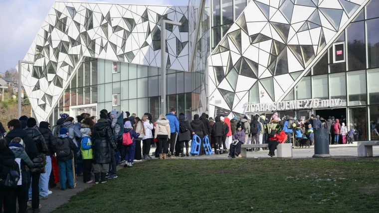 Zagrepčani pohrlili uživati u snijegu: Ispred žičare i na cestama ogromne gužve