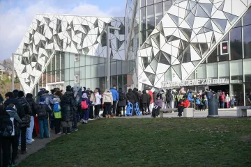 Zagrepčani pohrlili uživati u snijegu: Ispred žičare i na cestama ogromne gužve