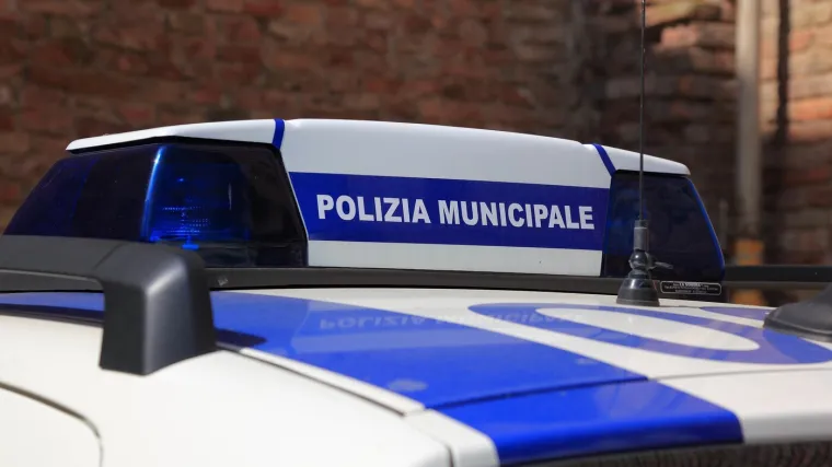 Odjeven u haljinu s perikom na glavi, glumio mrtvu majku da bi živio od njezine mirovine