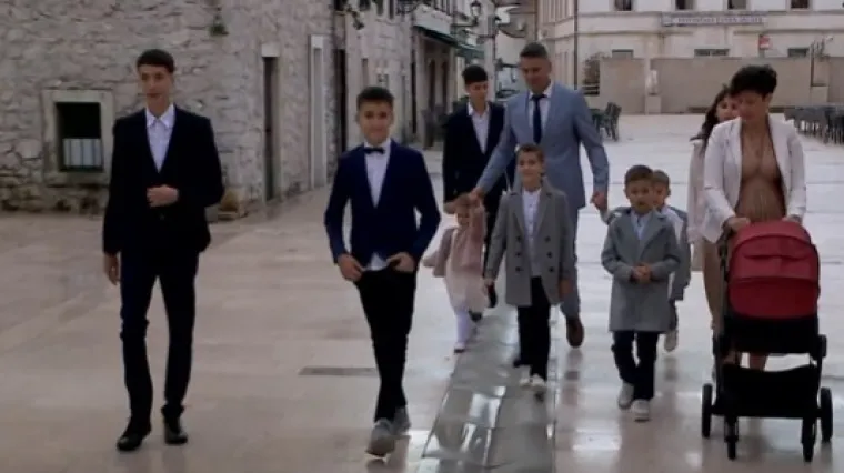 Obitelj Ajduk iz Opuzena krstila deveto dijete: 'Dobrodošao, Dominik!'