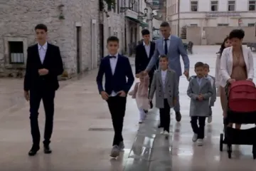 Obitelj Ajduk iz Opuzena krstila deveto dijete: 'Dobrodošao, Dominik!'