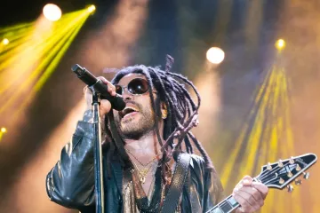 Pomahnitala obožavateljica Lennyju Kravitzu iščupala četiri 'dreda' na koncertu