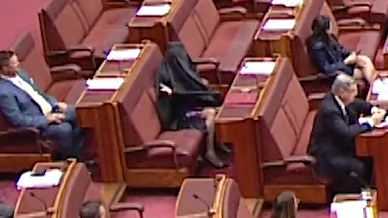 Desničarka obukla burku i izazvala erupciju bijesa u parlamentu