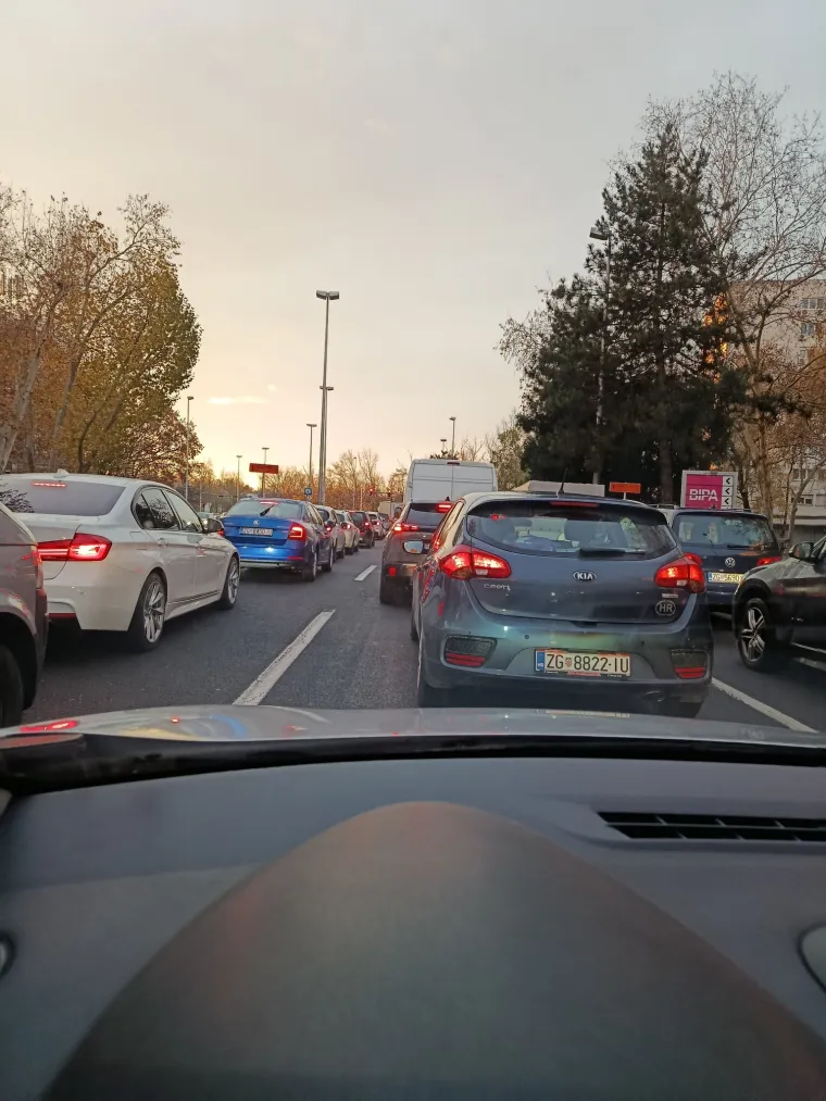 Ide se u ru&scaron;enje Vjesnika: '&Scaron;to hitnije i &scaron;to brže. Prijeti uru&scaron;avanje cijelog nebodera!'