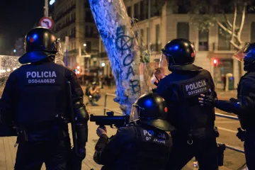 Nožem ubadao ljude po ulici pa krenuo na policajce: Urlao je dvije riječi