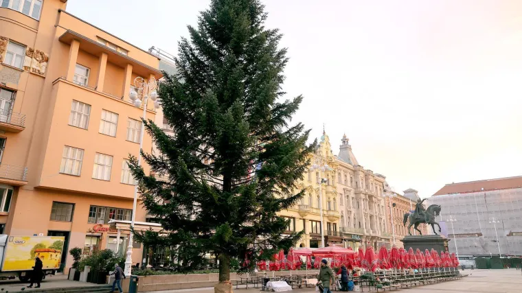 U srce metropole stigla jelka od 18 metara! O Zagrebu se raspisao i ugledni CNN