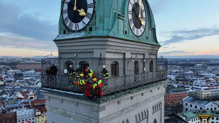 Prizori dramatične akcije: Žena pala na vrhu crkvenog tornja, morali ju spu&scaron;tati zip-lineom usred grada