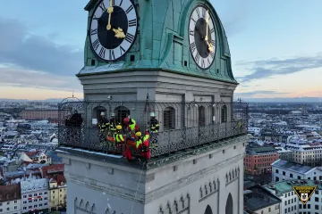 Prizori dramatične akcije: Žena pala na vrhu crkvenog tornja, morali ju spuštati zip-lineom usred grada