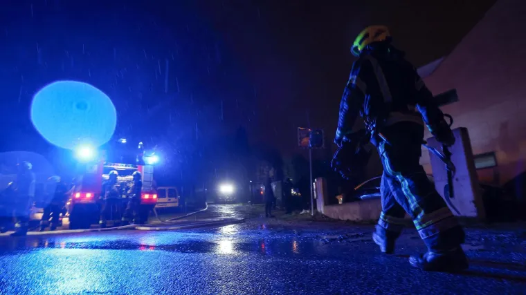 Vatra guta kuću u Zagrebu, vatrogasci na terenu: 'Čule su se eksplozije'