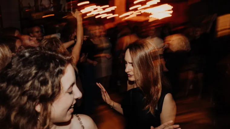 Tko su ljepotice koje su zaludile Zadar? Brinete u uskim kožnim haljinama ukrale show